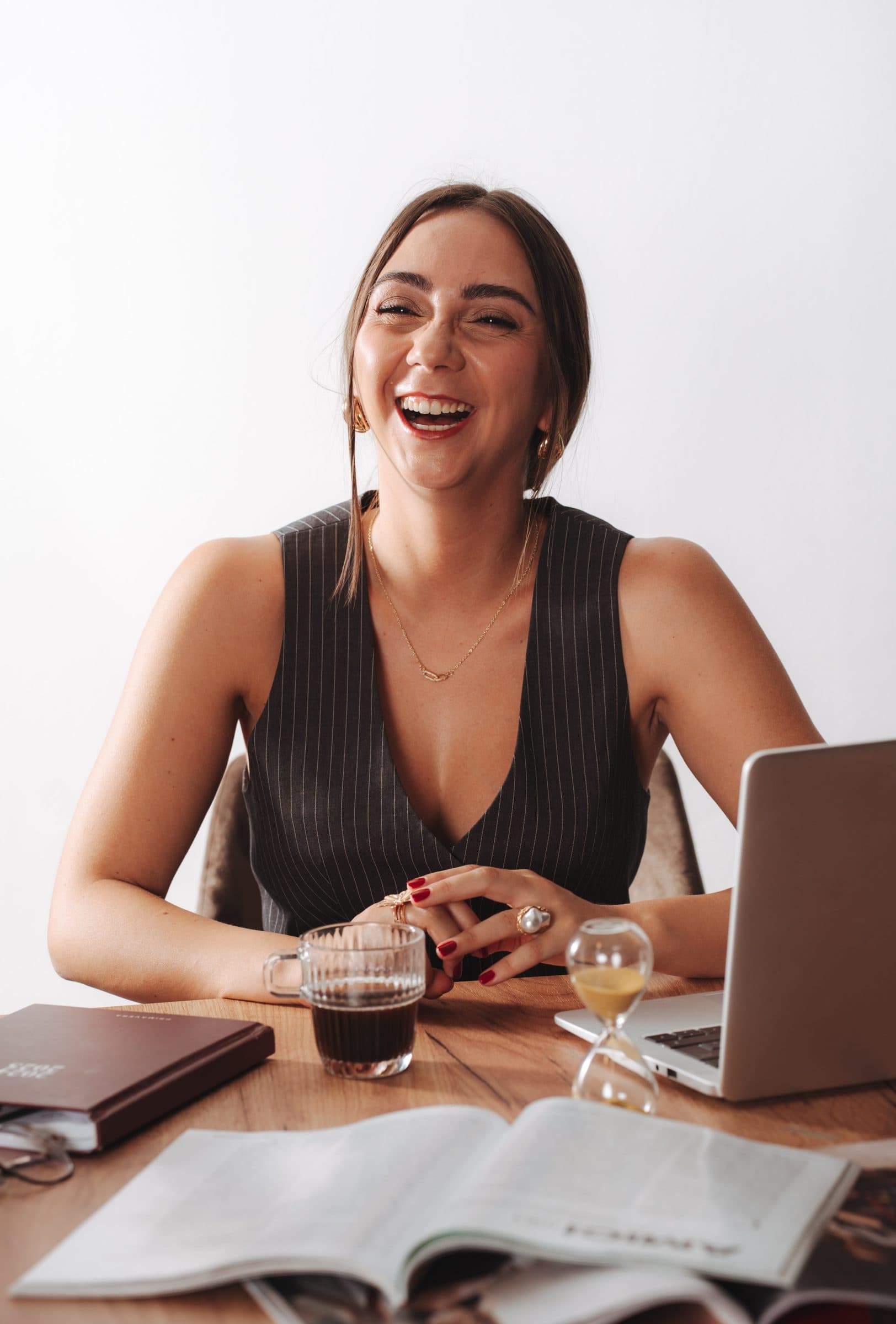 Sofia sorride durante una consulenza alla scrivania